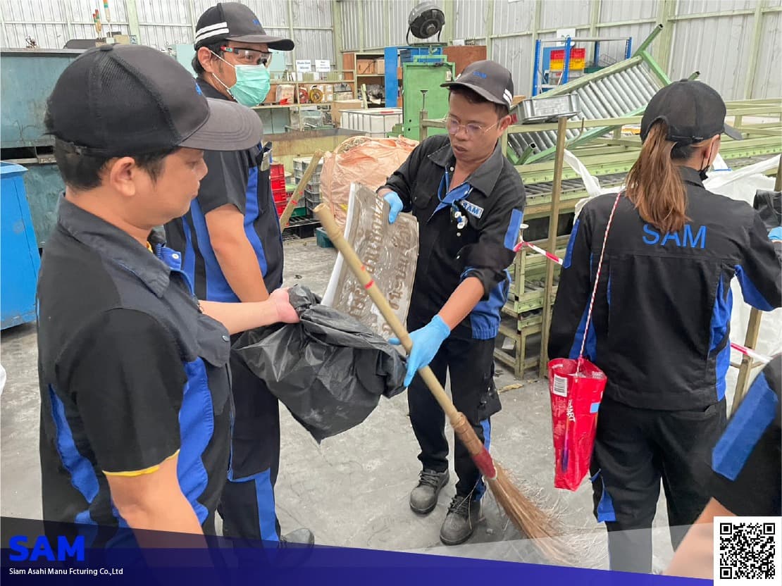กิจกรรม 4S — เก็บขยะรอบโรงงาน และทำความสะอาด — 2/5