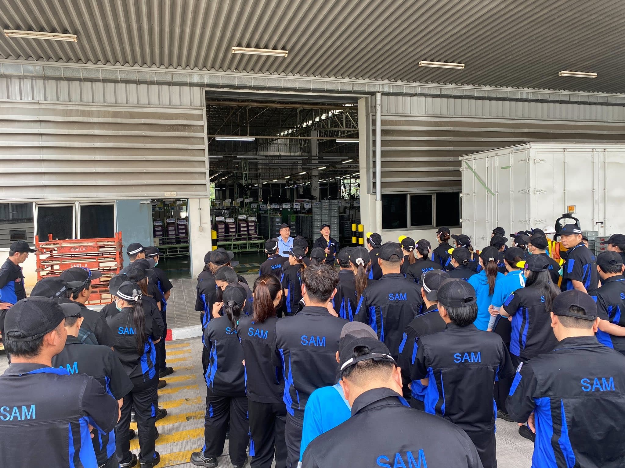 แจกเงินสนับสนุนค่าเดินทางสงกรานต์ ให้พนักงานกลับบ้าน — 3/3