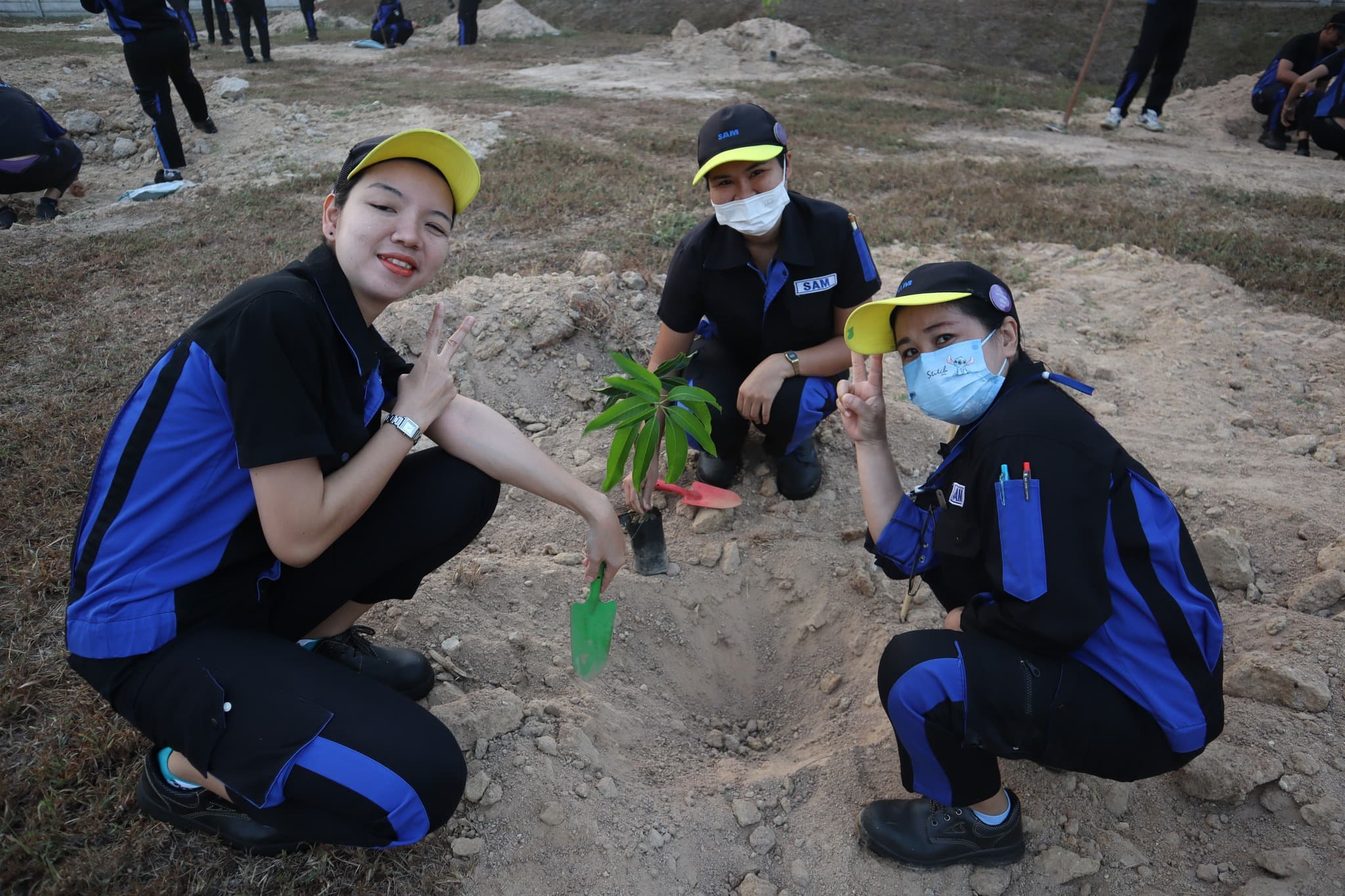 สวัสดีปีใหม่ 2024 — กิจกรรมปลูกต้นไม้ในพื้นที่โรงงาน — 4/5